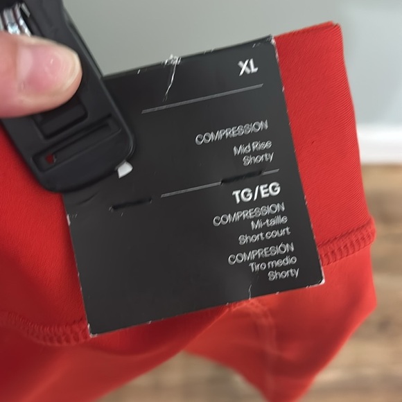 NWT Under Armour Women's HeatGear Mid Rise Shorty, red, XL - Picture 8 of 9